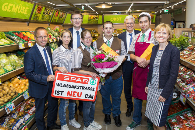 Josef Schroll, Leiter Vertrieb Filialen, Obst- und Gemüse-Abteilungsleiterin Katharina Bräutigam, SPAR-Geschäftsführer Mag. Alois Huber, Marktleiter-Stellvertreterin Anita Weiß, Marktleiter Danijel Bodo, SPAR-Vorstand Hans K. Reisch, Feinkost-Abteilungsleiter Josip Tomic und Bezirksvorsteherin Mag. Silke Kobald freuten sich über die gelungene Eröffnung in der Wlassakstraße.