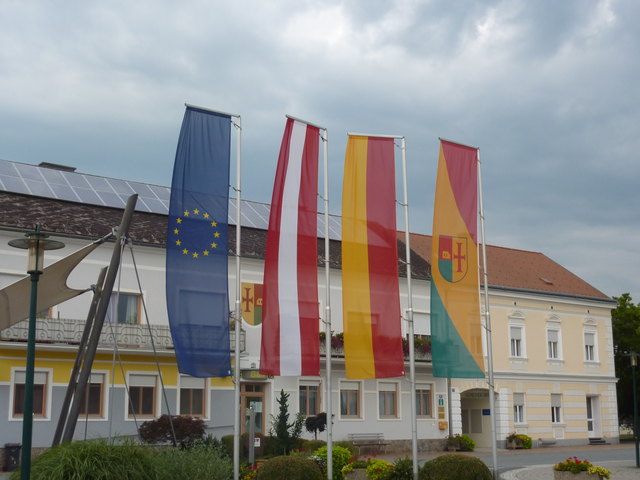 Vor dem Gemeindeamt in Mogersdorf weht die Europa-Flagge. EU-Hilfe hat hier zahlreiche Projekte möglich gemacht.