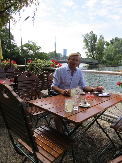 Direkt an der Alten Donau begrüßt Friedrich Paltram seine Gäste beim Birner.