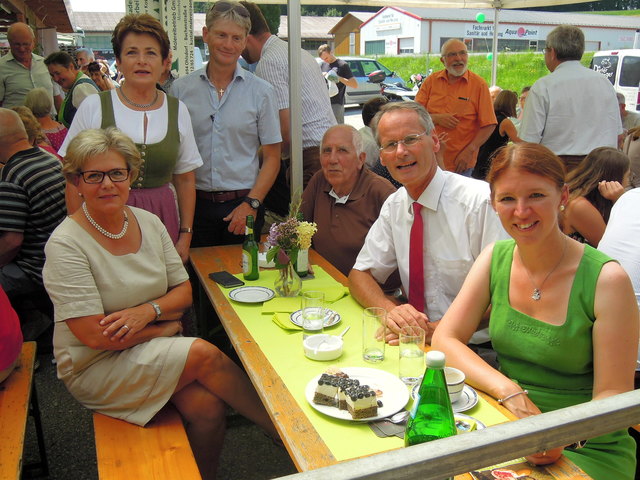 Bürgermeisterin Christine Eisner, Martina Pühringer, Lagerhaus-Geschäftsführer Horst Rehn, Sepp Viechtbauer, Bezirkshauptmann Alois Lanz, Martina Langer-Weninger.