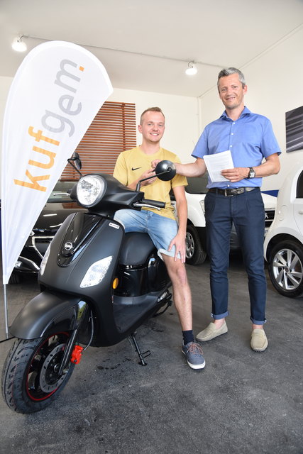 Ralph Mairhofer vom Autoforum Kufstein übergab an den diesjährigen Kufgame-Gewinner Stefan Kitzbichler den Hauptpreis, eine trendige "Sym Fiddle", einen Motorroller im "Vintage-Look". | Foto: Kufgem