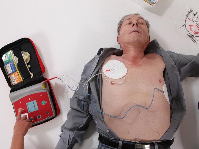 Mann liegt mit nacktem Oberkörper am Boden, Defielektroden sind korrekt aufgeklebt. | Foto: ÖRK/Markus Hechenberger