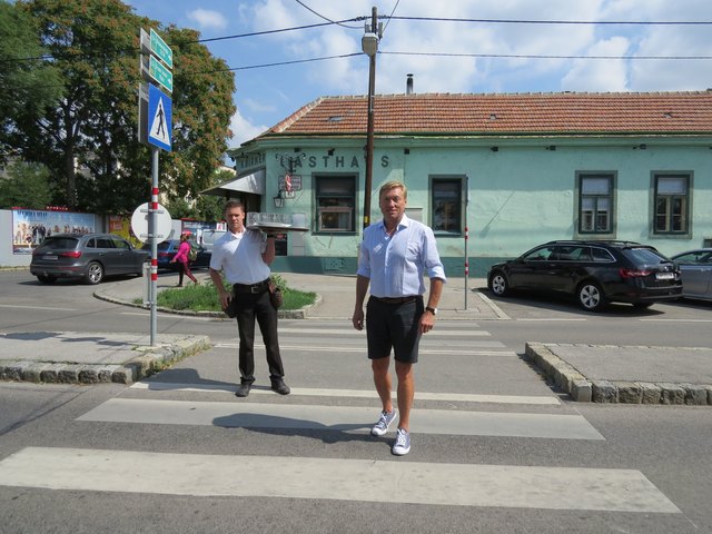 Die Speisen müssen von der Produktionsküche im Hof über die Straße getragen werden.