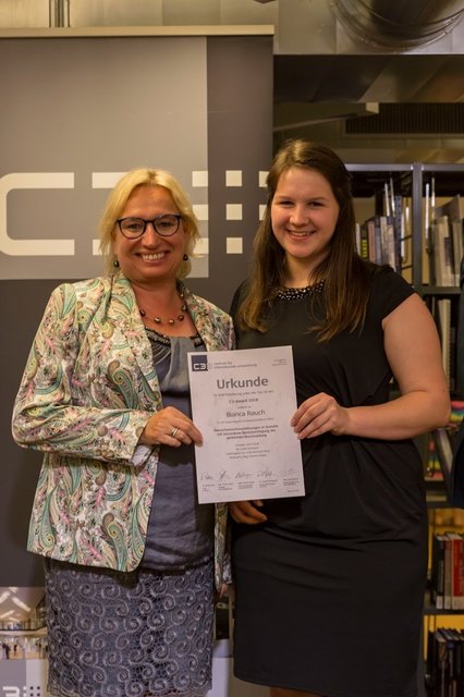 Maturantin Bianca Rauch mit ihrer Betreuungslehrerin Prof. OStR Mag. Désirée Winter