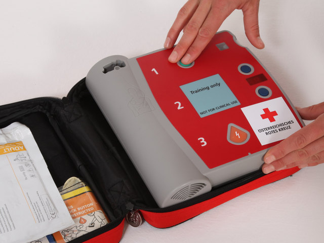 Serie 1/4: Defibrillation: Einschalten des Defis | Foto: ÖRK/Markus Hechenberger