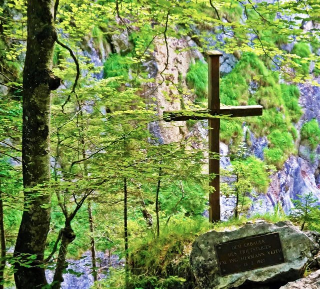 ... Erinnerungskreuz für den Erbauer des Triftsteiges - Ing Hermann VEITH!