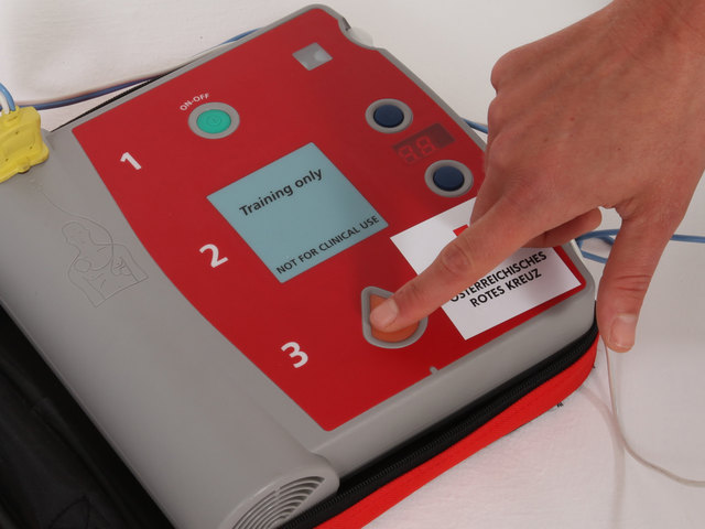 Serie 4/4: Defibrillation: Auslösen des Schocks (Stromstoßes) | Foto: ÖRK/Markus Hechenberger