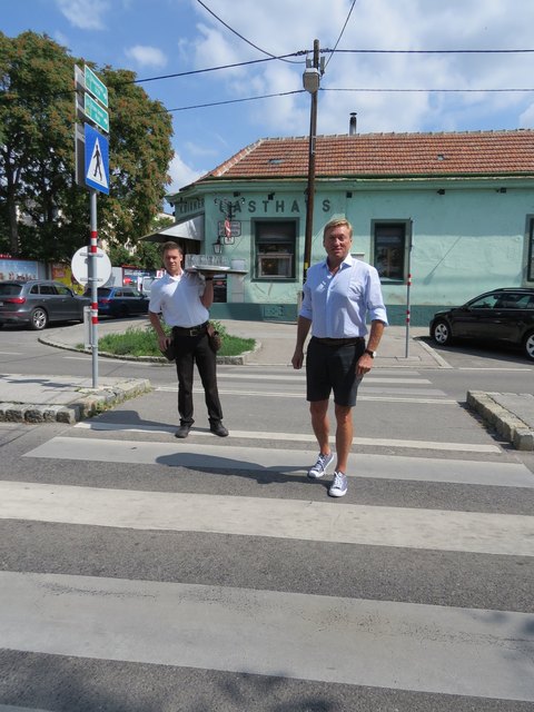 Die Speisen müssen von der Produktionsküche im Hof über die Straße getragen werden.