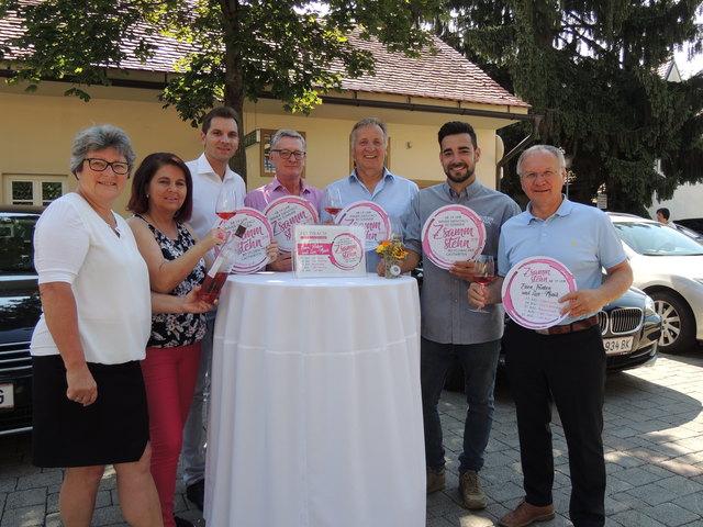 Zsammstehn: Josef Ober, David Trummer, Josef Fuchs, Gerhard Haberfellner, Christian Ortauf, Sissi Kroneder, Karin Praßl (v.r.). | Foto: WOCHE