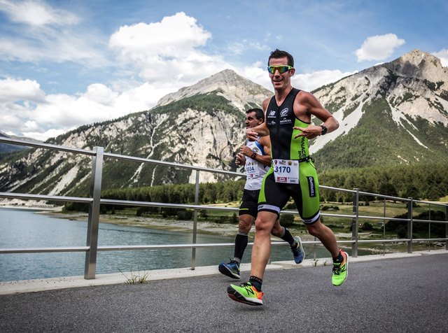 Beim Reschensselauf freute sich Werner Schrittwieser über ein herrliches Bergpanorama rund um den See. | Foto: sportograf.com