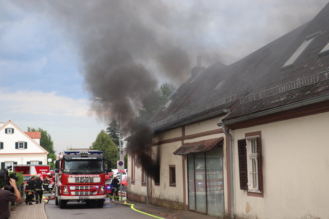 Kein Disconebel, bei der Übung in Premstätten hatten es die Feuerwehren mit einem echten Brand zu tun.