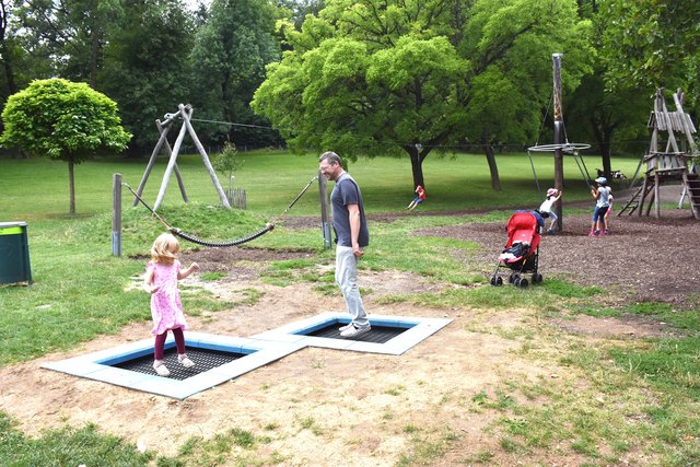 Im Pötzleinsdorfer Schlosspark: Statt kaum benutzter Holzpritschen gibt es jetzt neue Bodentrampoline. | Foto: BV18