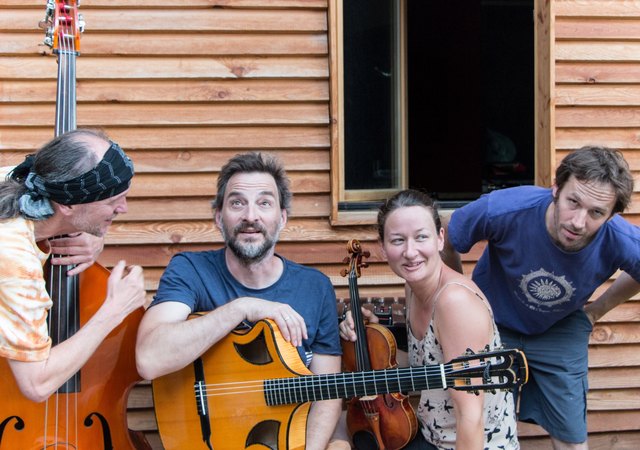 Reinhard Ziegerhofer, Dominik und Elisabeth Koval sowie Daniel Fuchsberger von den Crossfiedlern holen sich für das Konzert in Vasoldsberg Blech-Verstärkung | Foto: KK