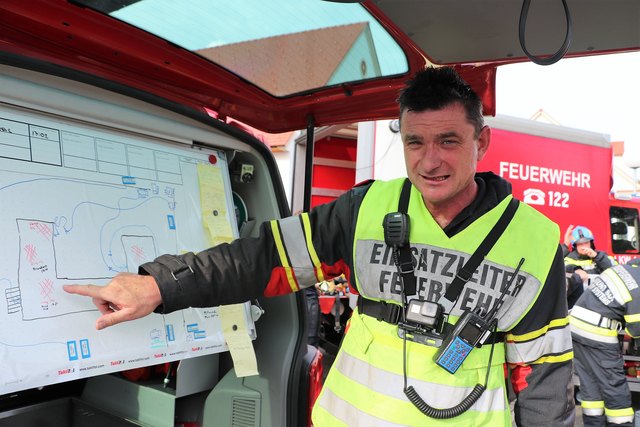 Applaus für Unterpremstättens HBI Alois Zmugg, der als Einsatzleiter die Feuerwehrübung erfolgreich koordinierte.