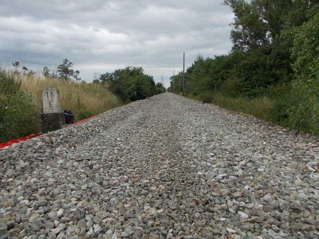 An baufreien Tagen kann man sich auf der alten Trasse auf den Bauch legen und die fast 3 km Gerade bis zum Bahnhof Achau fotografieren. Naja, 500 m weit sieht man...