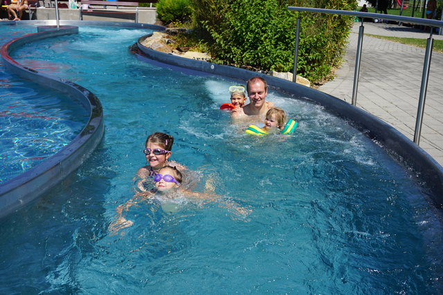 Wenn es die Arbeit erlaubt, verbringt Familie Daxböck den Tag im Freibad