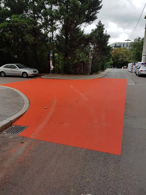 Nur zur Hälfte bemalt: Aufgrund des Regens konnte diese Straßenmarkierung nicht fertiggestellt werden. | Foto: Manfred Sebeck