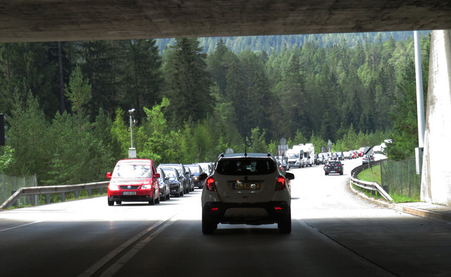 die Blockabfertigung vor dem Lermooser Tunnel ist zur Gewohnheit geworden. Nahezu jedes Wochenende findet sie statt. | Foto: Zoom Tirol