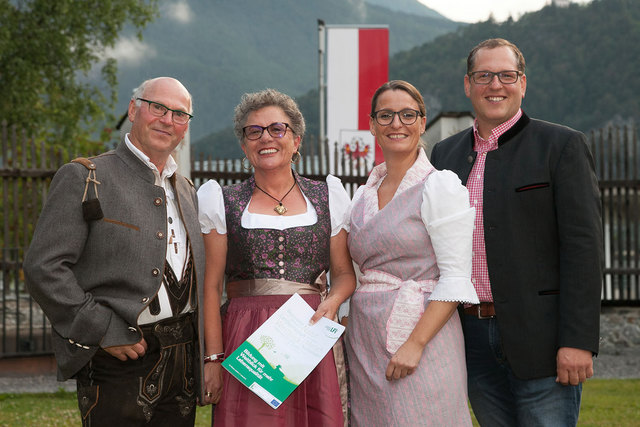 Auf dem Foto (v. li.): Friedl Mair, Anna Strobl mit Prüferin Nikola Kirchler und Kursleiter Ulrich Zeni.﻿ | Foto: Privat