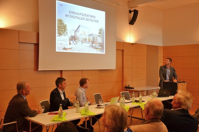 v.l.: WiföG-Geschäftsführer Anton Steinberger, CIMA-Berater Christian Hörmann, Yatego-Referent Denis Gutbell und die Besucher lauschen HBB-Geschäftsführer André Stromeyers Vortrag. | Foto: KommExpert Burghausen