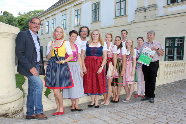 Vor dem historischen Schloss Ebenthal trafen sich die feschen Nussprinzessinnen mit Regionspolitikern zur Vorbesprechung des Ge(h)NUSS-Festes. Jimmy Schlager spielte dabei gern den Hahn im Korb und genoss ein gutes Schluckerl Nusslikör.﻿ | Foto: Region Südliches Weinviertel