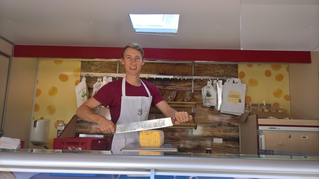 Am Scheibbser Wochenmarkt: Robert Stix von der Käsehütte.