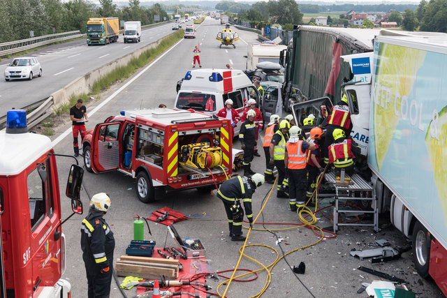 Nach dem Unfall kam es im Staubereich zu einem weiteren Unfall mit elf Verletzten. | Foto: Fotokerschi.at/Kerschbaummayr