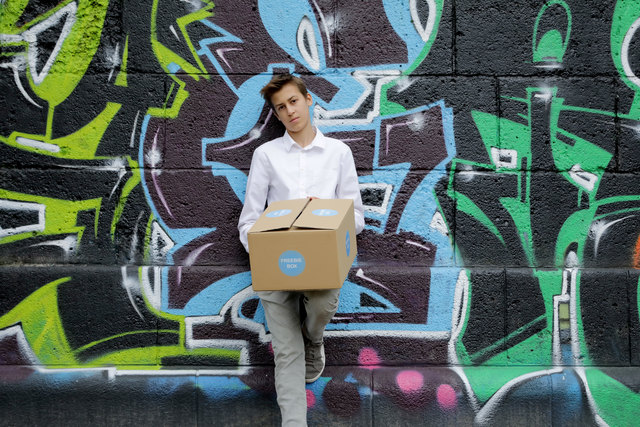 Moritz Lechner mit seinem "Schatz": Der Freebiebox. | Foto: Freebiebox