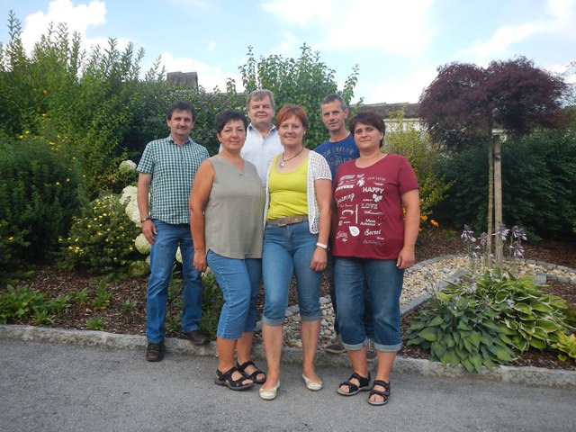Bründl blüht auf: Florian Streimelwöger, Herta König, Stefan Schuster, Leopoldine Fröschl, Alois Mellmer und Margit Janisch. | Foto: Gemeinde St. Georgen