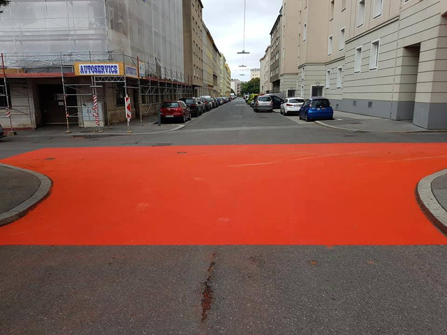 Nur zur Hälfte bemalt: Aufgrund des Regens konnte diese Straßenmarkierung nicht fertiggestellt werden. | Foto: Manfred Sebeck