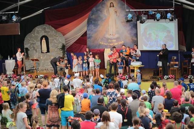 200 Ehepaare mit 500 Kindern nahmen am 27. Familientreffen in Pöllau teil. | Foto: KK