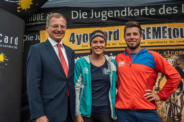 Landeshauptmann Thomas Stelzer, Monika Kubai aus Schärding und der Ternberger Paul Wolfslehner (v. l.). | Foto: 4youCard/Andreas Bacher