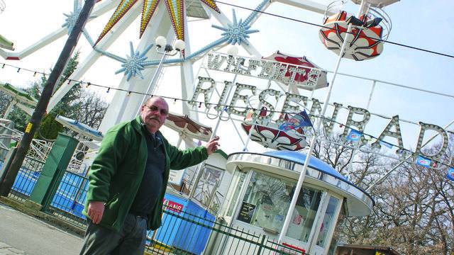 Wo, wenn nicht hier: Den Schausteller Franz Reinhardt findet man meistens bei seinem Riesenrad. | Foto: Karl Pufler