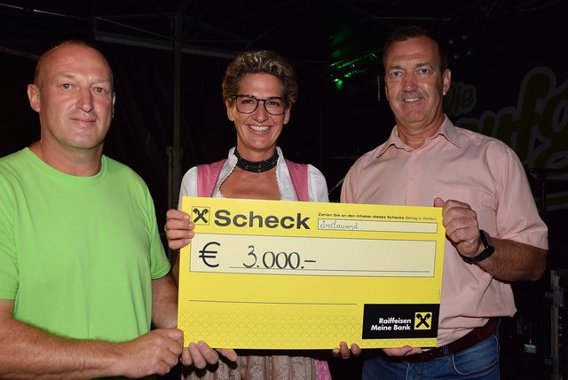 Freudestrahlender Wehrkommandant HBI Richard Deutschmann (links), Gemeindekassierin Romana Vehovec-Huhs und Bürgermeister Reinhold Höflechner.​​​﻿ | Foto: Anton Barbic