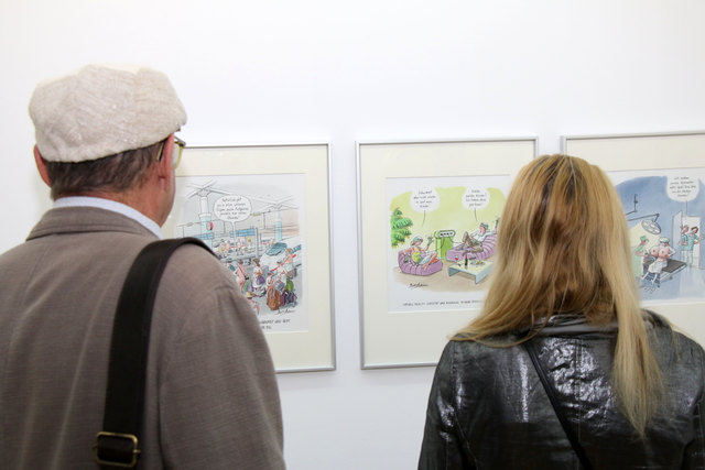 Viele Gäste kamen zur Ausstellungseröffnung und bestaunten die Cartoons.