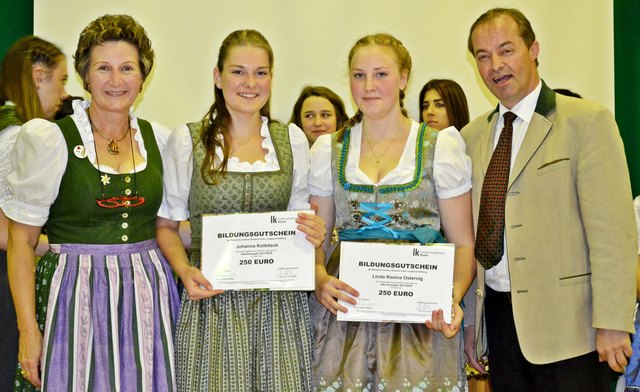 FS Drauhofen-Direktorin Herma Hartweger, Johanna Kolbitsch, Linda Osternig und LK-Präsident Johann Mößler.
