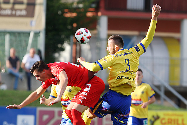 Amstetten-Torjäger Milan Vukovic (rot) wurde vom großartigen Levin Oparenovic kaltgestellt.