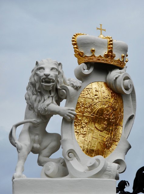 „Alles Gute den Löwenherzen!“ Das Bild zeigt einen der beiden Löwen am prunkvollen Haupttor zum Oberen Belvedere in Wien.