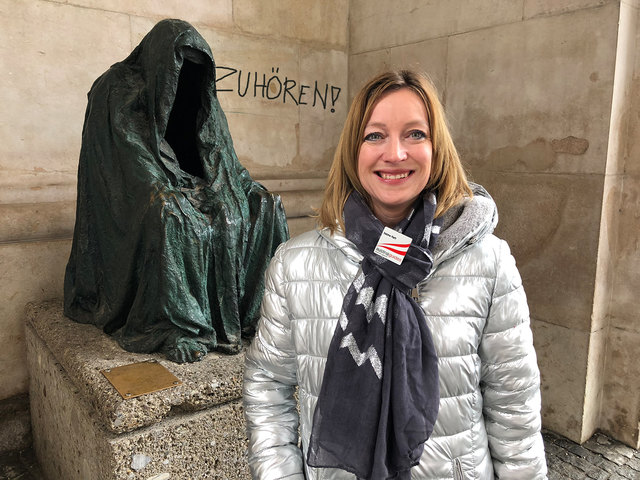 Stadtführerin Sabine Rath vor der Skulptur „Die Pieta“ vor dem Salzburger Dom.