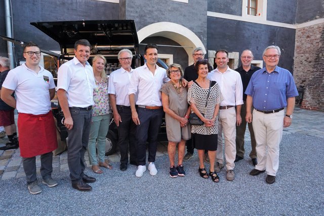 Die letzte Konditorei-Lippe-Betreiberin Karin Fleissinger-Lippe (4.v.r.) mit ihrer Familie, Veranstaltern und Gästen.