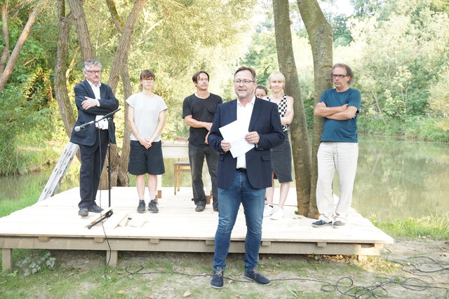 Kulturreferent Hermann Großschedl begrüßte auf der Mariainsel in der Feistritz zur Performance "Name und Notwendigkeit". | Foto: WOCHE