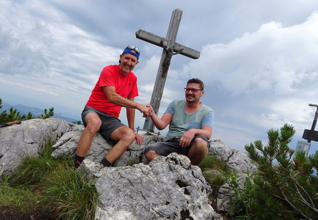 "Shakehands" am Berggipfel: Regionaut Franz Sturmlechner und Redakteur Roland Mayr haben den Scheiblingstein bezwungen. | Foto: Franz Sturmlechner
