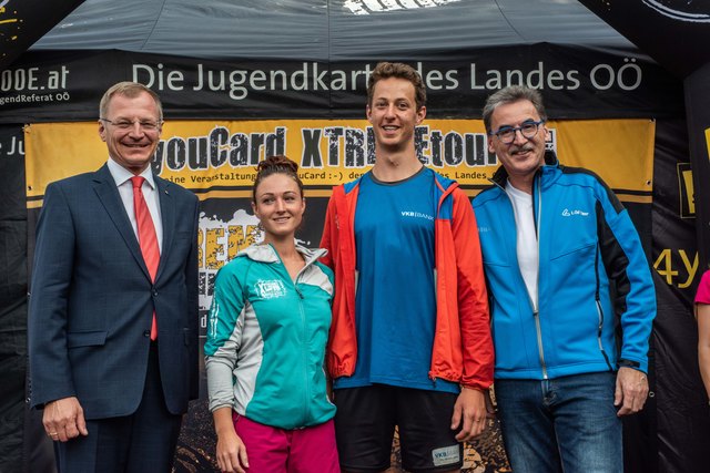 LH Thomas Stelzer und VKB-Regionaldirektor Wolfgang Plasser (re.) und dem drittplatzierten Team „VKB Bank“: Claudia Grabner (Stroheim, Bezirk Eferding) und Simon Oberauer (Gallspach, Bezirk Grieskirchen). | Foto: 4youCard/Andreas Bacher