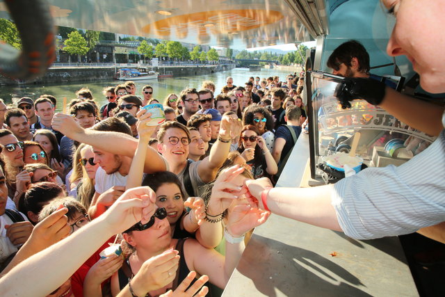Im Zuge des 40. Geburtstages verteilte Ben & Jerry´s heuer auch am Donaukanal kostenloses Eis. Der Andrang war enorm. | Foto: Conny de Beauclair