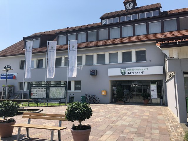 In Hitzendorf wehen gemeindeeigene Fahnen vorm Amt. | Foto: KK