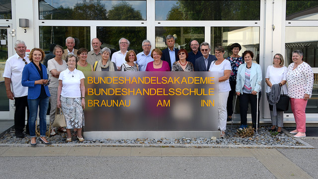 50 Jahre nach ihrer Matura an der HAK Braunau im Jahr 1968 trafen sich Anfang Juli 23 Schüler, um das Jubiläum gebührend zu feiern. Nach einem Rundgang durch die Stadt Braunau sowie einer Schulführung, begleitet von Direktor Ernst Waltl, wurde beim gemütlichen Beisammensein im Gasthaus Schüdlbauer in Erinnerungen geschwelgt. Tags darauf trafen sich die ehemaligen Schulkollegen ein weiteres Mal, um das Maturajubiläum ausklingen zu lassen. | Foto: privat+