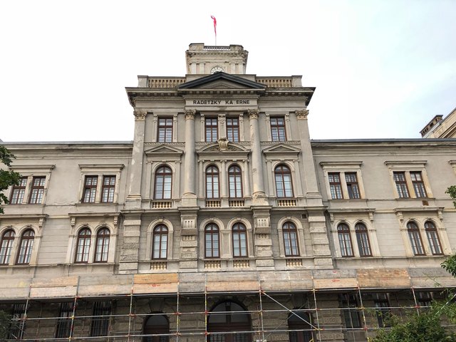 Bis 2020 werden die Fassade und das Dach saniert. Die Anrainer müssen noch länger mit dem fehlerhaften Schriftzug leben.