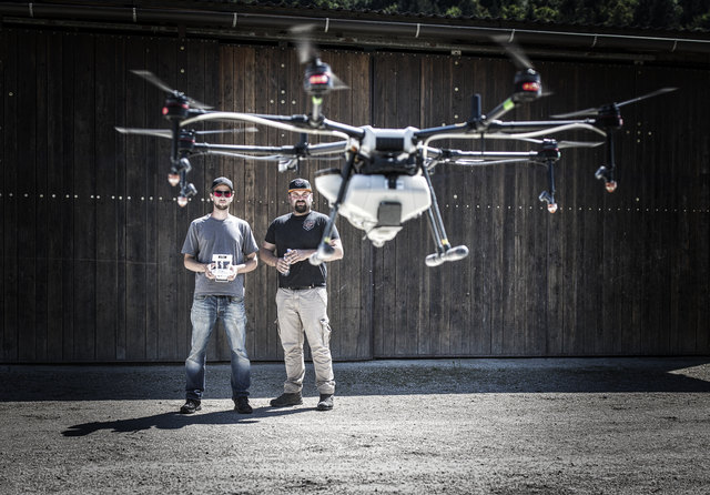 Copter-Log-Chef Raphael Urf (re.) und Pilot Mario Srienz beim österreichweit 1. Versuch, Pflanzen per Drohne zu schützen
