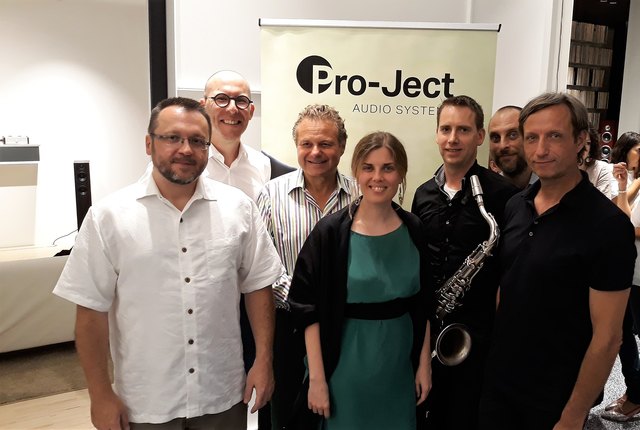 Jazzmusik vom feinsten präsentierten Heidi Krenn, Bernhard Wiesinger (3.v.r.) & Band am Samstag im Pro-Ject Headquarter. Im Bild mit Pro-Ject Audio Systems CEO und Gastgeber Heinz Lichtenegger (3 v.l.) und Mitorganisator Max Riegelhofer (Rotary Club, 2 v.l.).﻿ | Foto: Tischler