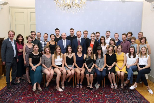 Landeshauptmann Thomas Stelzer und Landesrat Max Hiegelsberger, der den Chor als Vereinsobmann unterstützt, mit den Sängerinnen und Sängern der Academy Singers. | Foto: Land OÖ